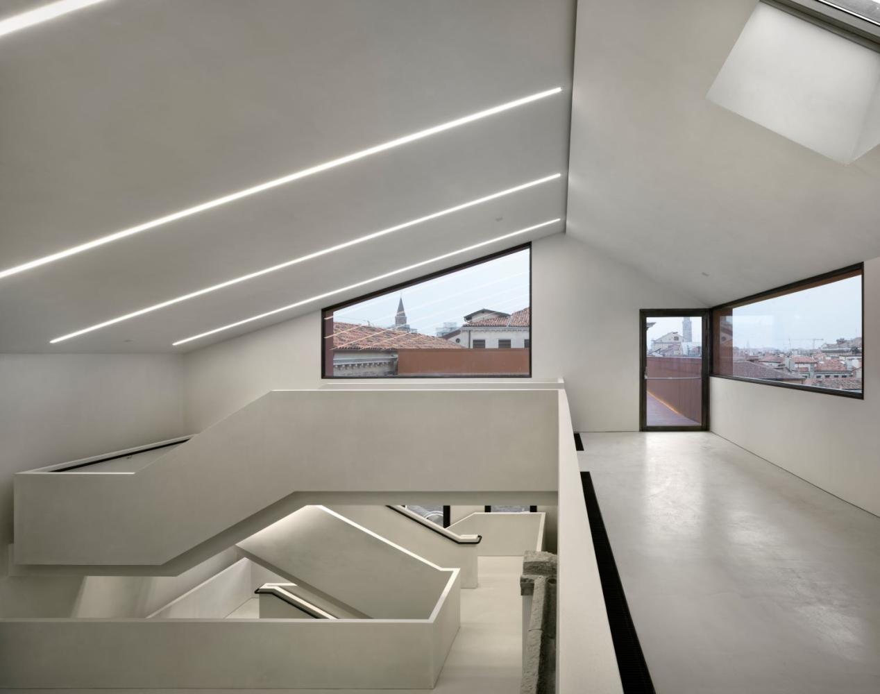 Von David Chipperfield umgestaltetes Inneres des Procuratie in Venedig