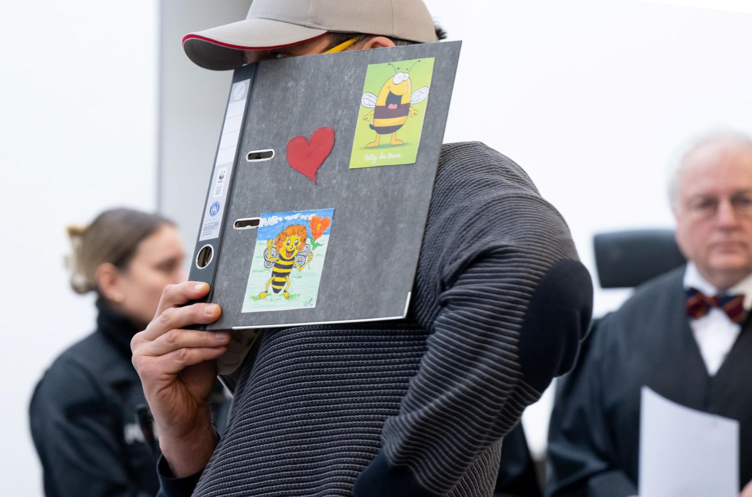 Einer der vier Angeklagten im Gerichtssaal in Ingolstadt