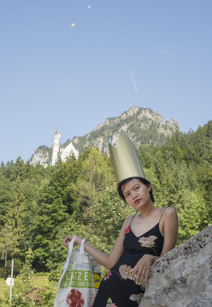 Orawan Arunrak vor dem Schloss Neuschwanstein