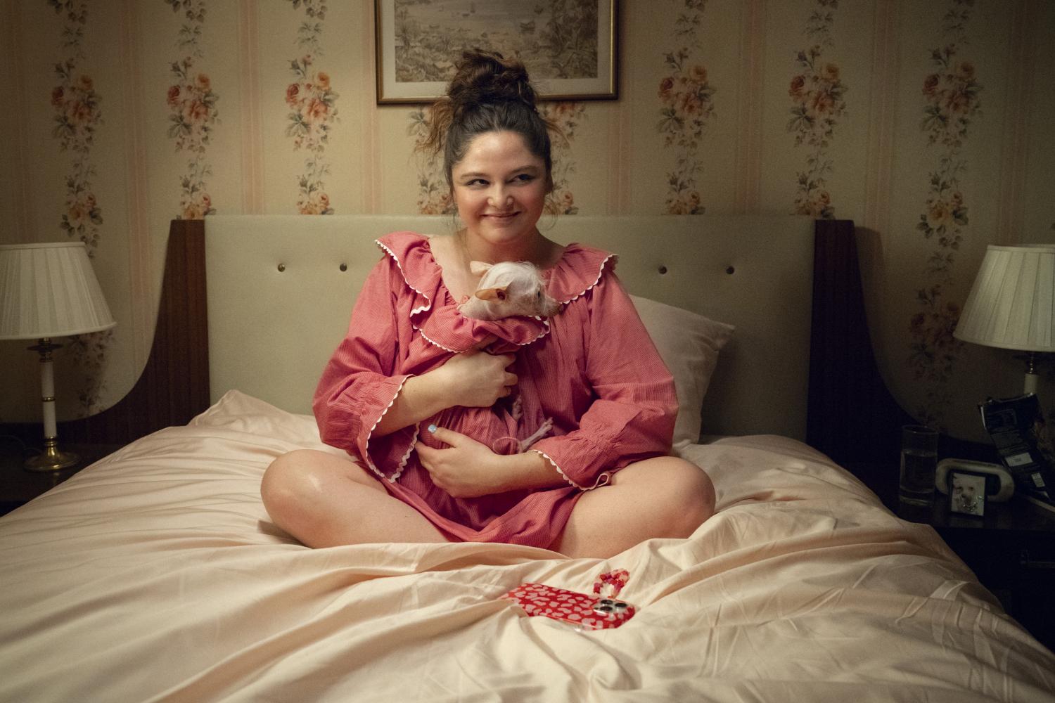 Megan Stalter als Jessica in der Serie "Too Much", 2025 