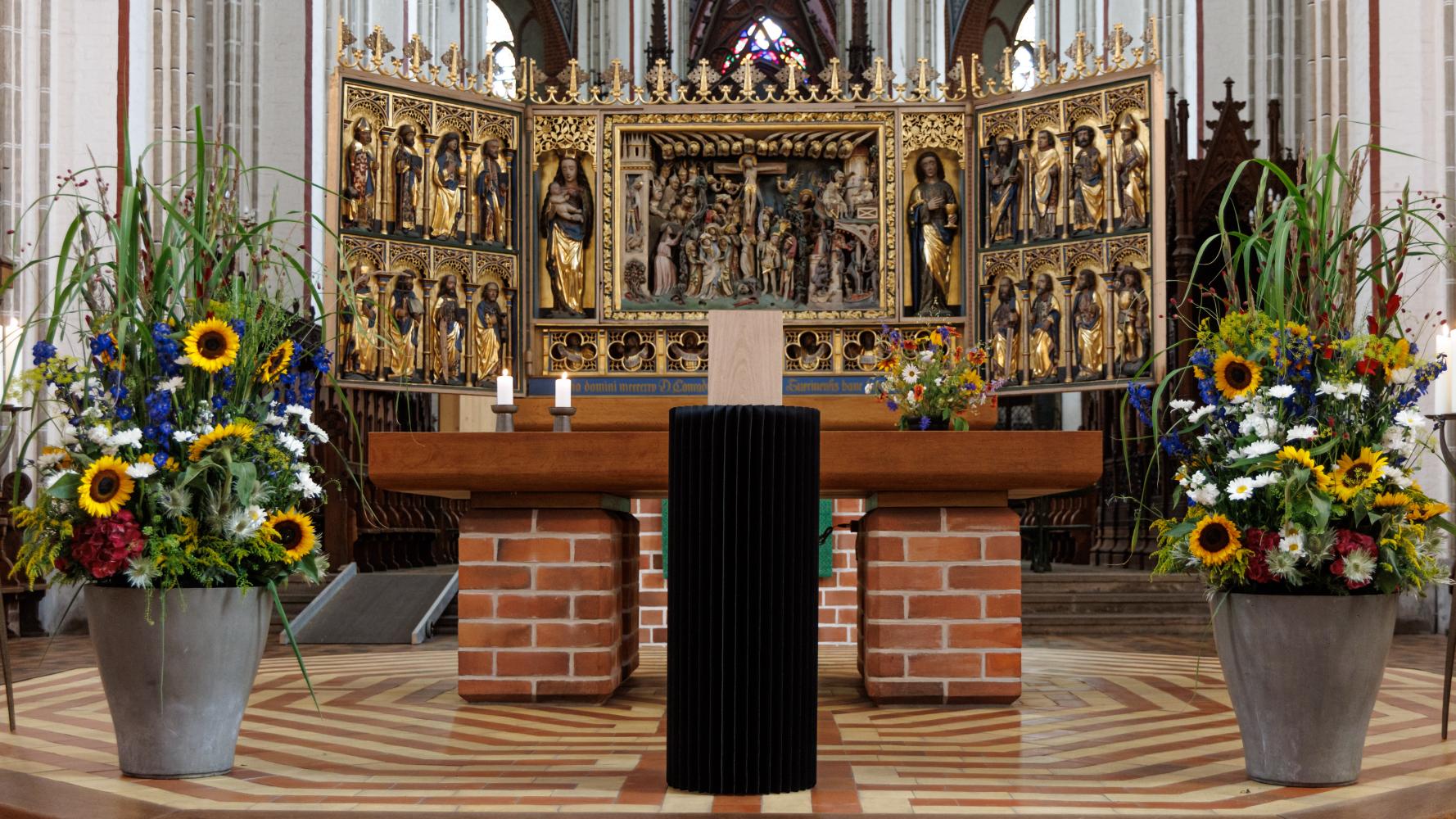 Die schlichte Holzurne des verstorbenen Künstlers Günther Uecker steht während eines Trauergottesdienstes im Schweriner Dom. Der am 13. März 1930 in Wendorf geborene und auf der Halbinsel Wustrow aufgewachsene Mecklenburger Günther Uecker hatte seit Mitte der 1950er Jahre in Düsseldorf gelebt und gearbeitet