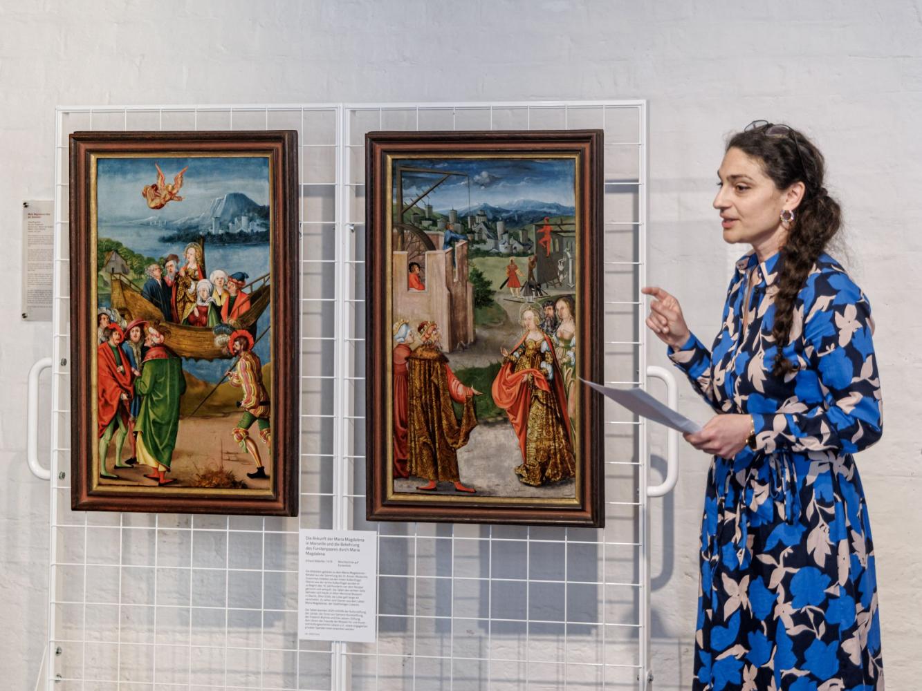 Noura Dirani, Direktorin der Kunsthalle St. Annen in Lübeck, präsentiert die zwei verschollen geglaubten Tafeln des Maria-Magdalenen-Rentabels