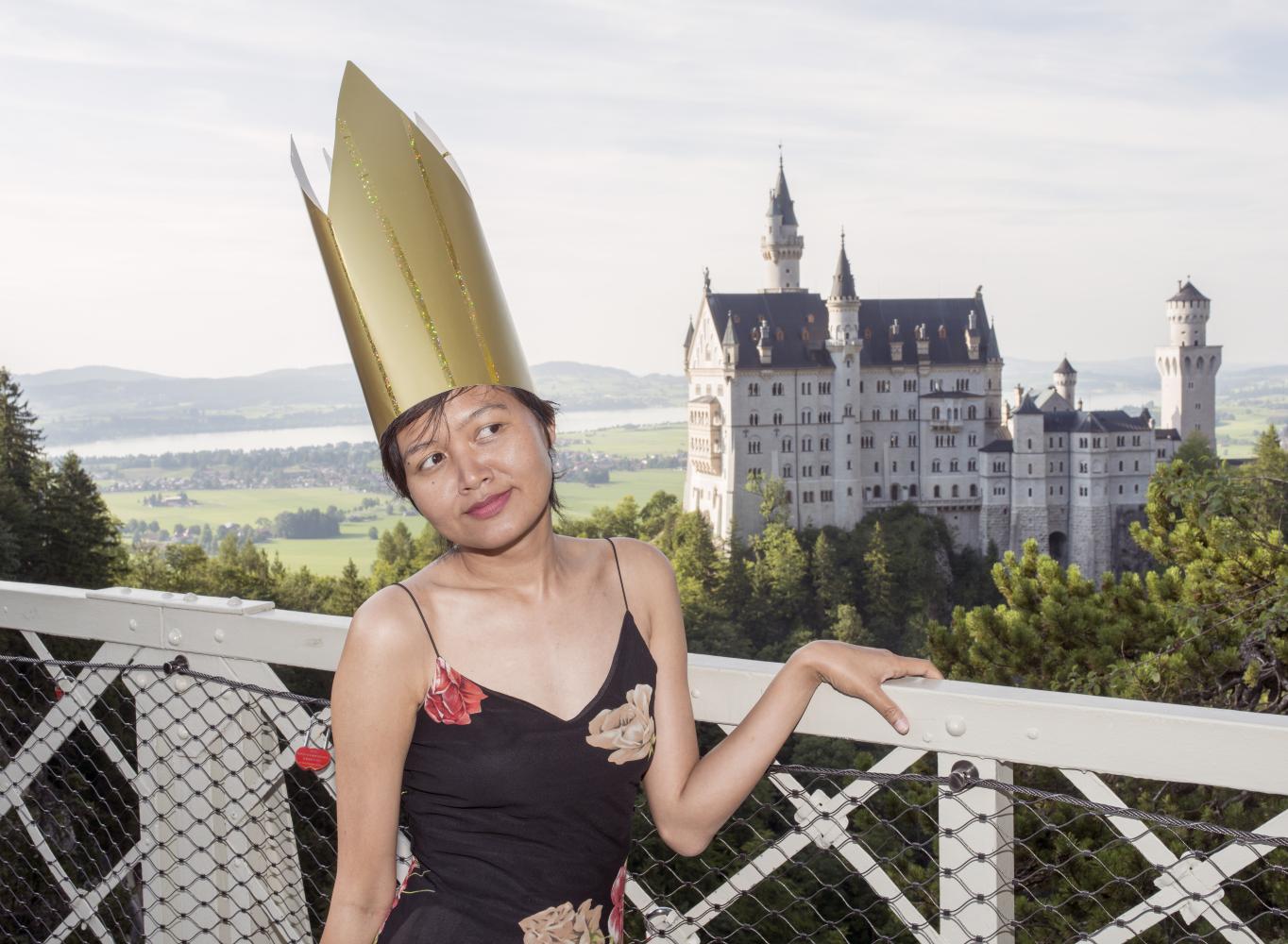 Künstlerin Orawan Arunrak vor dem Schloss Neuschwanstein, 2017