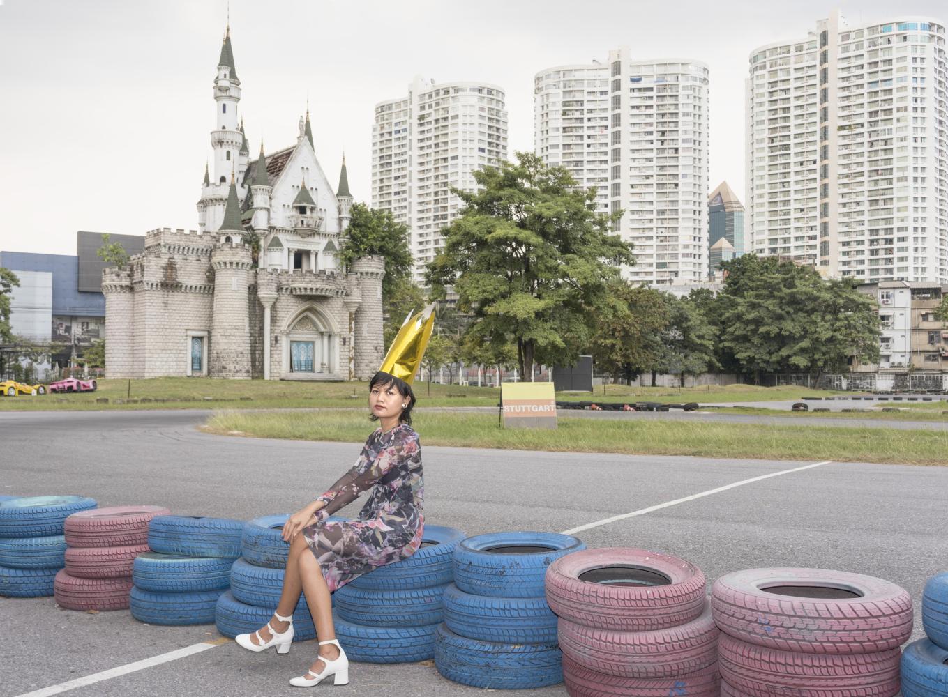 Nach dieser nächtlichen Begegnung ist es Zeit für Orawan Arunrak, zurückzugehen nach Bangkok und ihr Neuschwanstein wiederzusehen. Der Vergnügungspark ist geschlossen, der Traum verblasst. Aber die Schlossattrappe steht noch – genauso wie der Mythos des bayerischen Königs niemals sterben wird, nicht in Bayern und nicht in Bangkok.