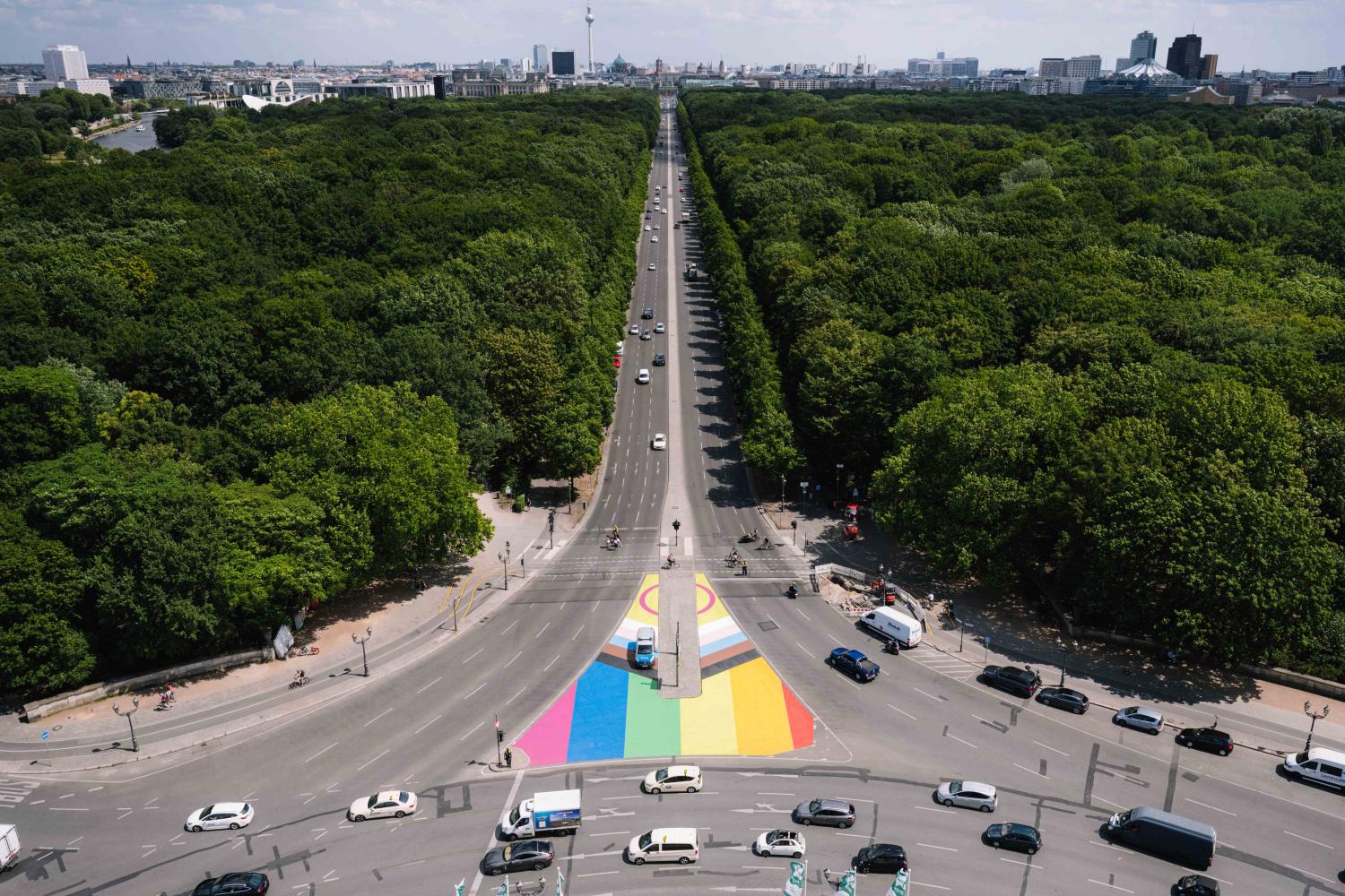 "Progress Pride". Straßenmalerei am Großen Stern in Berlin