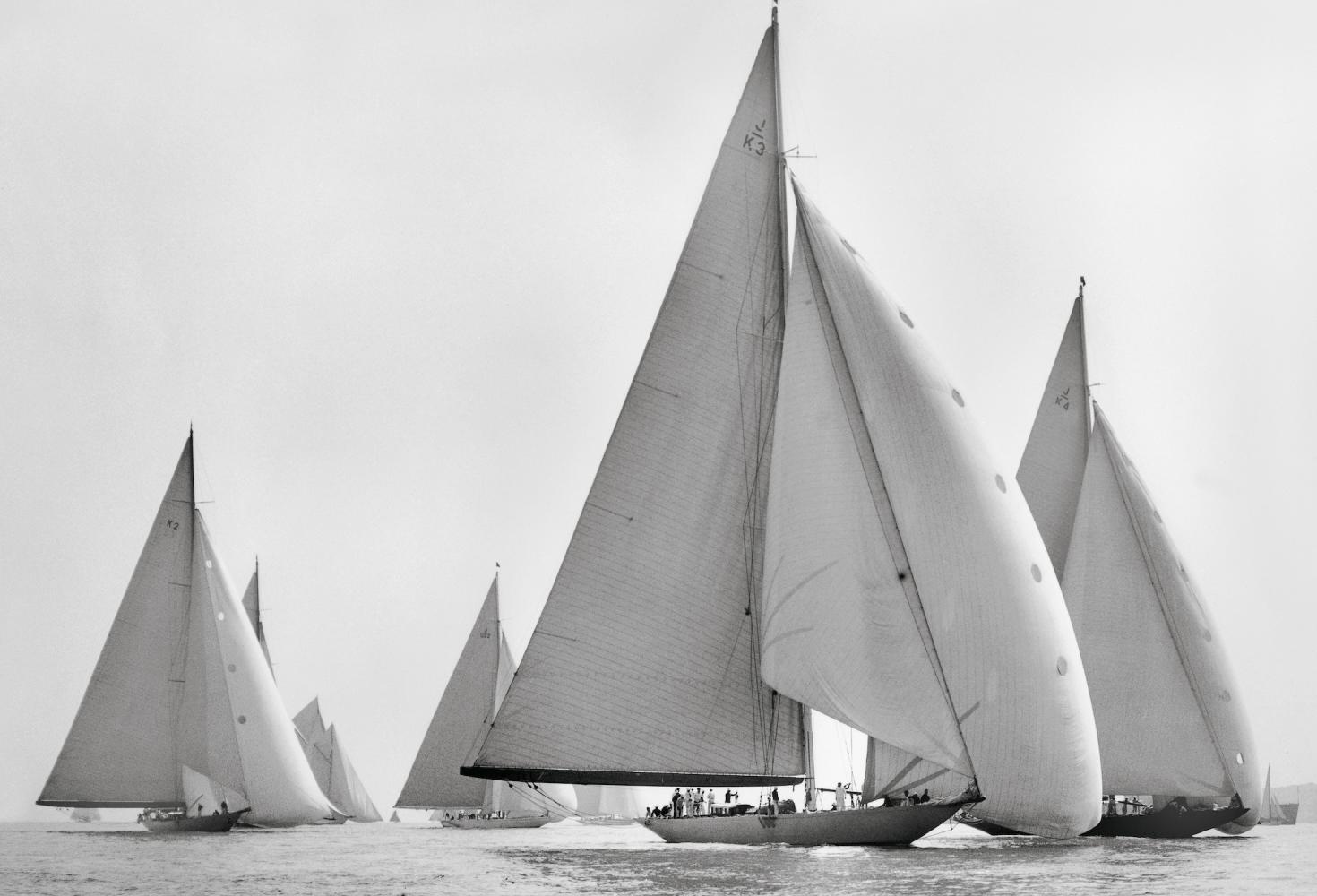 Fünf  J-Klasse-Yachten mit gehissten Spinnakern, die im Solent in der Nähe der Isle of Wight segeln, Cowes, 1934