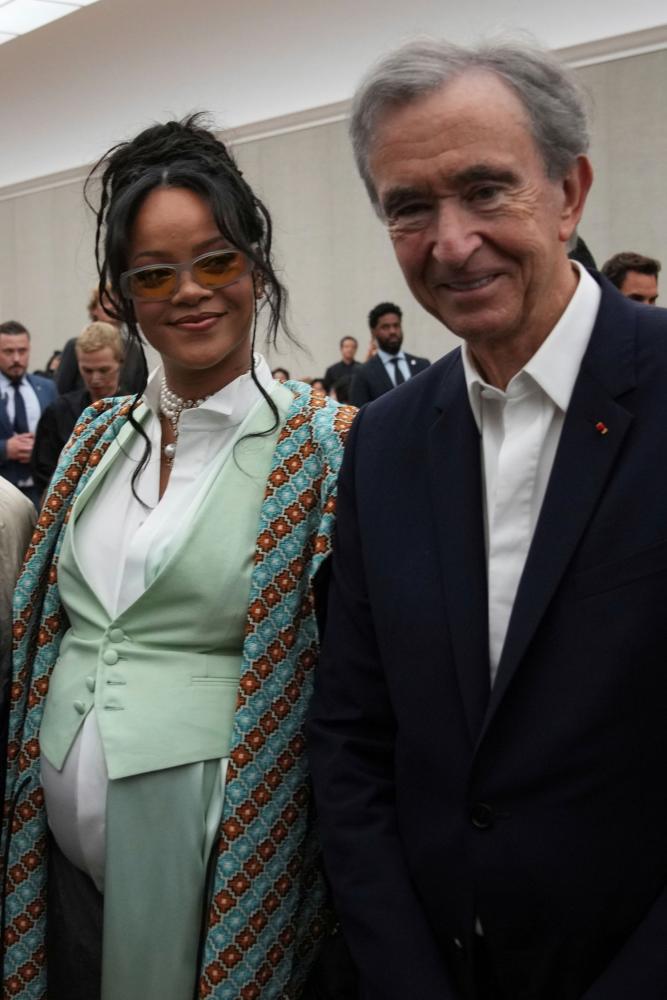 LVMH-CEO Bernard Arnault und Rihanna bei der Präsentation der Frühjahr-Sommer-Kollektion 2026 von Dior Homme, Paris, 2025