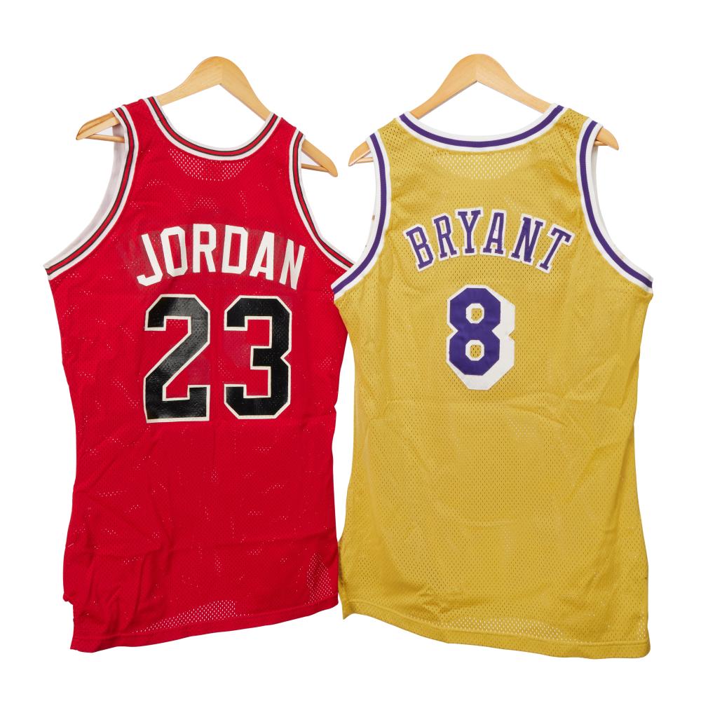 Toplose aus Stoff: NBA-Trikots von Michael Jordan (Chicago Bulls, l) und Kobe Bryant (Los Angeles Lakers) wurden bei Sotheby's versteigert