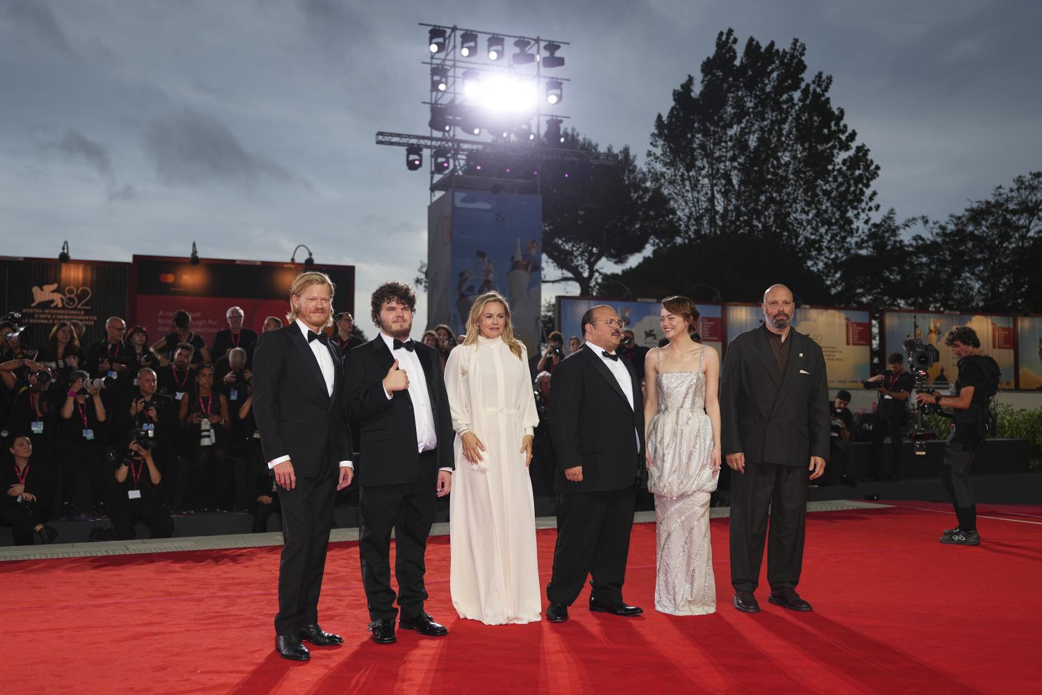 Jesse Plemons (l-r), Aidan Delbis, Alicia Silverstone, Stavros Halkias, Emma Stone und Regisseur Yorgos Lanthimos