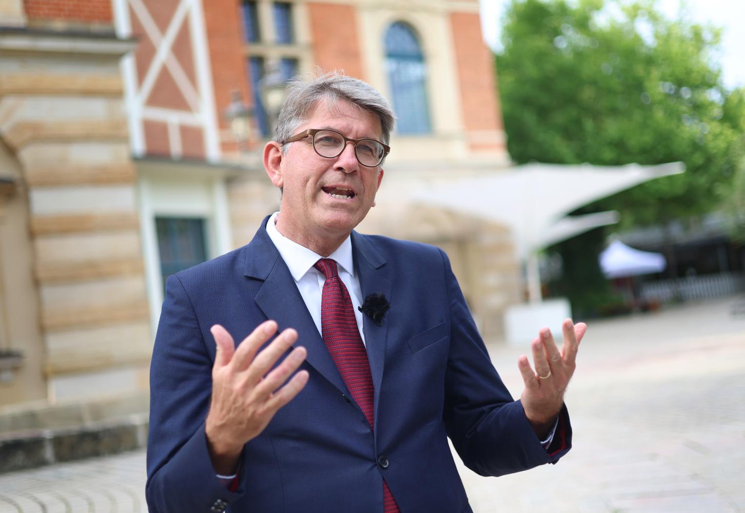 Wolfram Weimer, Staatsminister für Kultur und Medien, vor dem Bayreuther Festspielhaus