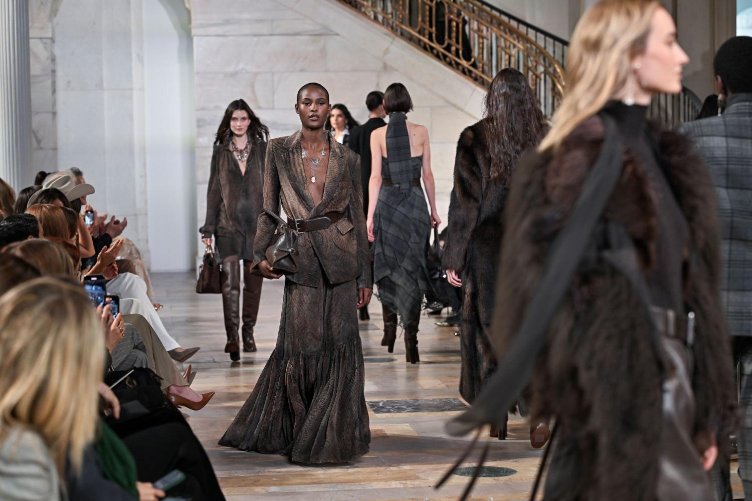 Models laufen über den Laufsteg bei der Herbst 2025 Präsentation von Ralph Lauren, New York