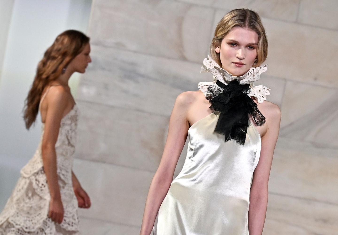 Models laufen über den Laufsteg bei der Herbst 2025 Präsentation von Ralph Lauren, New York