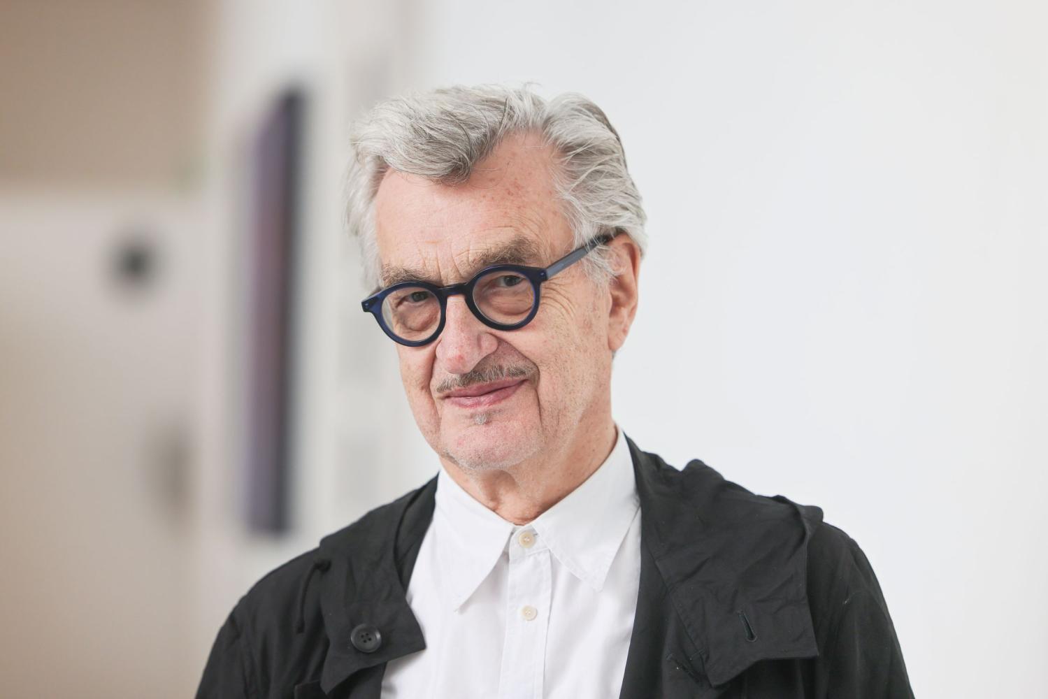 Der Filmregisseur Wim Wenders steht in der Bundeskunsthalle, Bonn, 2025