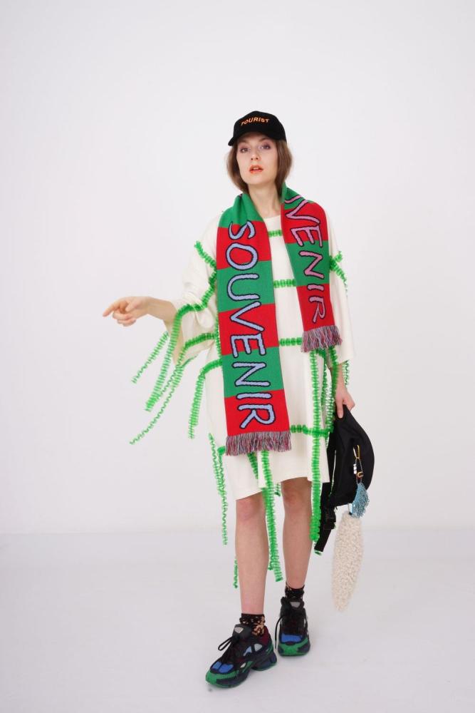 Model mit Tourist-Kappe von Saâdane Afif