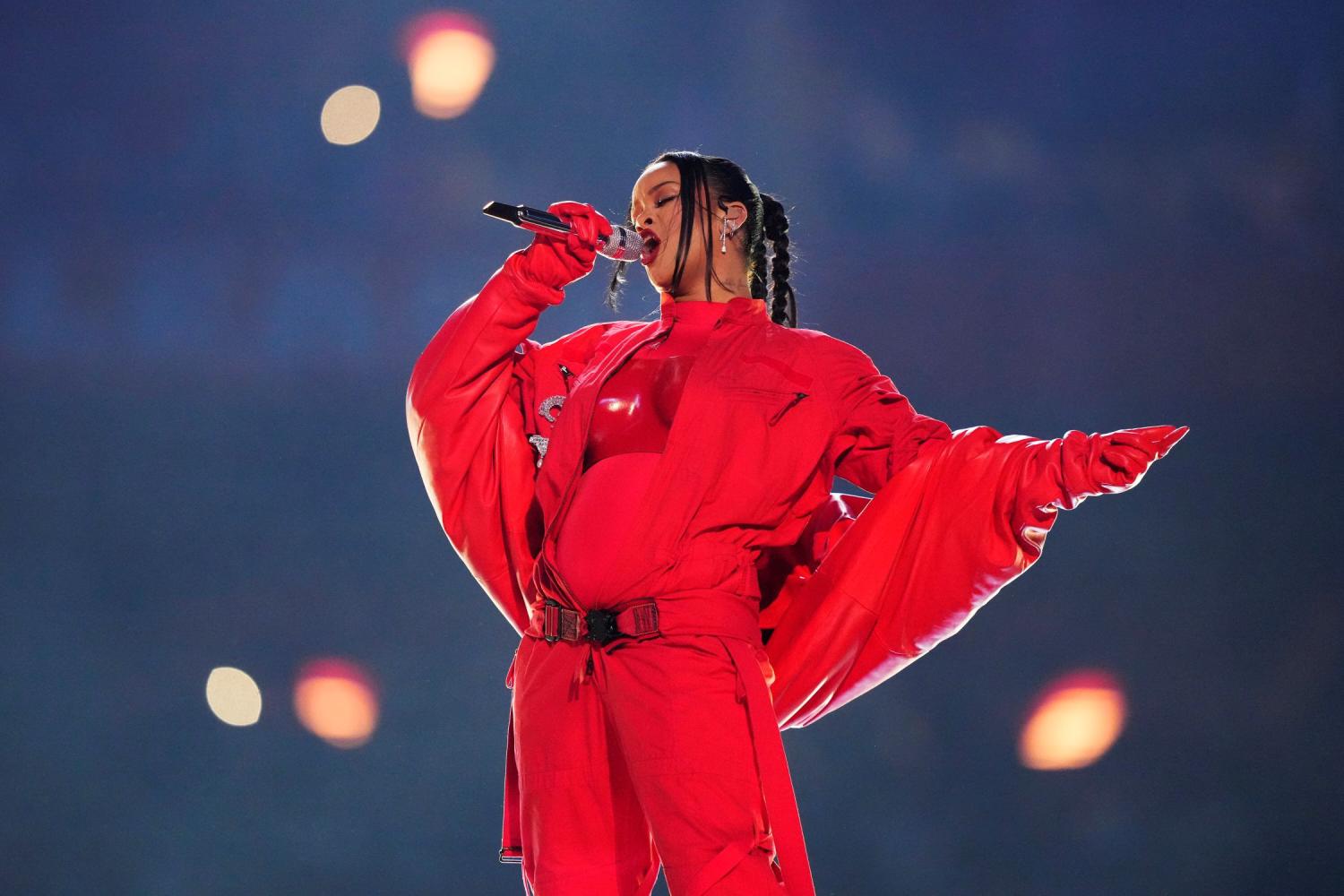   Rihanna bei ihrem Auftritt in der Halbzeit des Super Bowl 2023 in Glendale