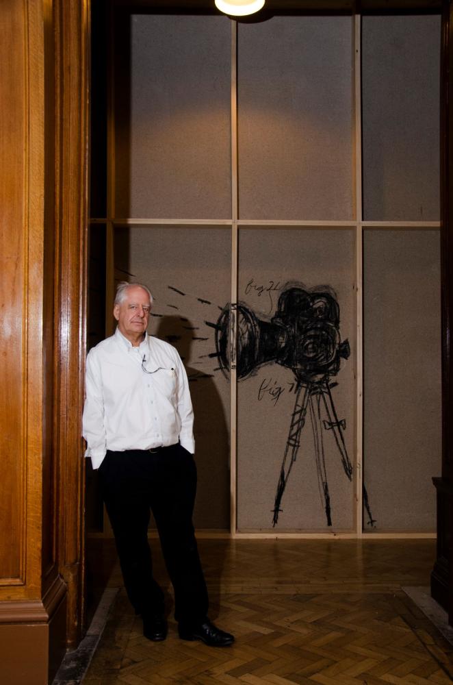 William Kentridge mit einer seiner Kunstinstallationen für Filmarbeiten in der Royal Academy, London