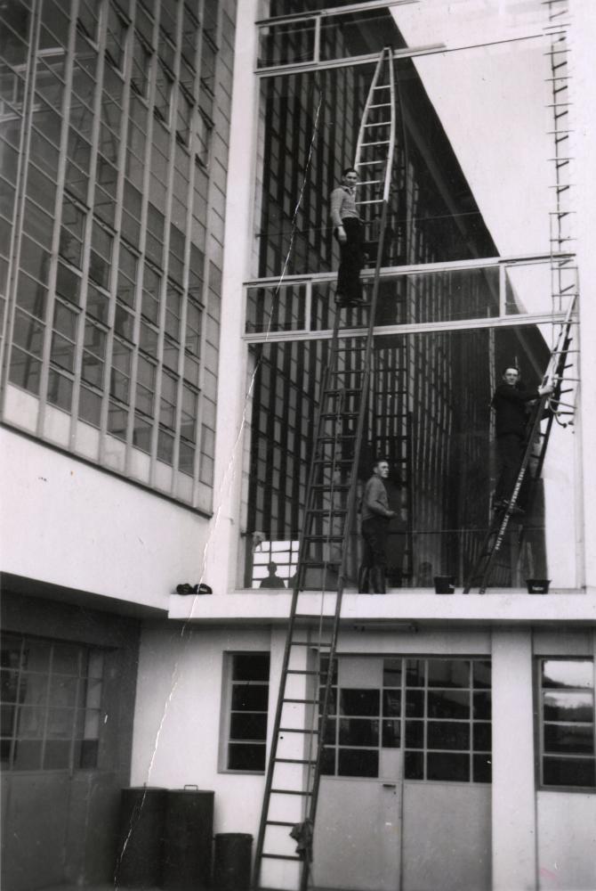 Fensterreinigung, Bauhausgebäude Südzugang, ca. 1920er-/1930er-Jahre