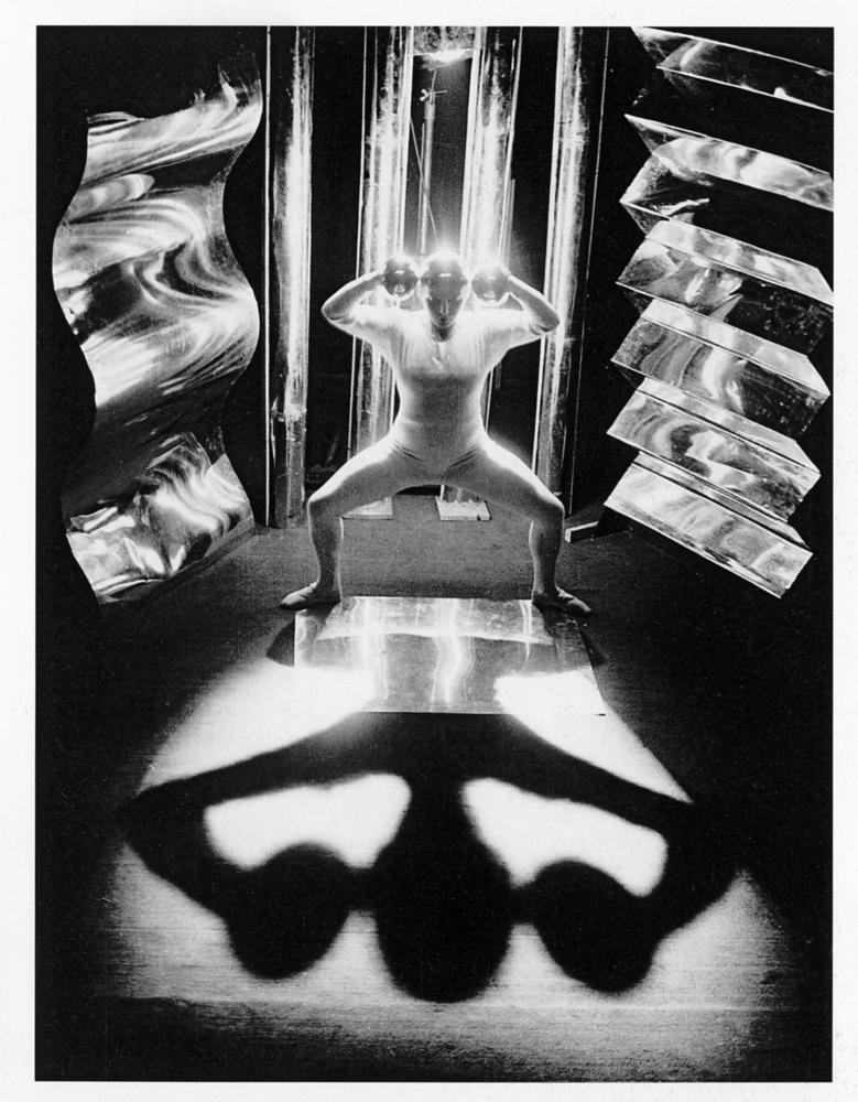 T. Lux Feininger, Karla Grosch im "Tanz in Metall", Oskar Schlemmer und Bauhaus-Bühnenwerkstatt, 1929