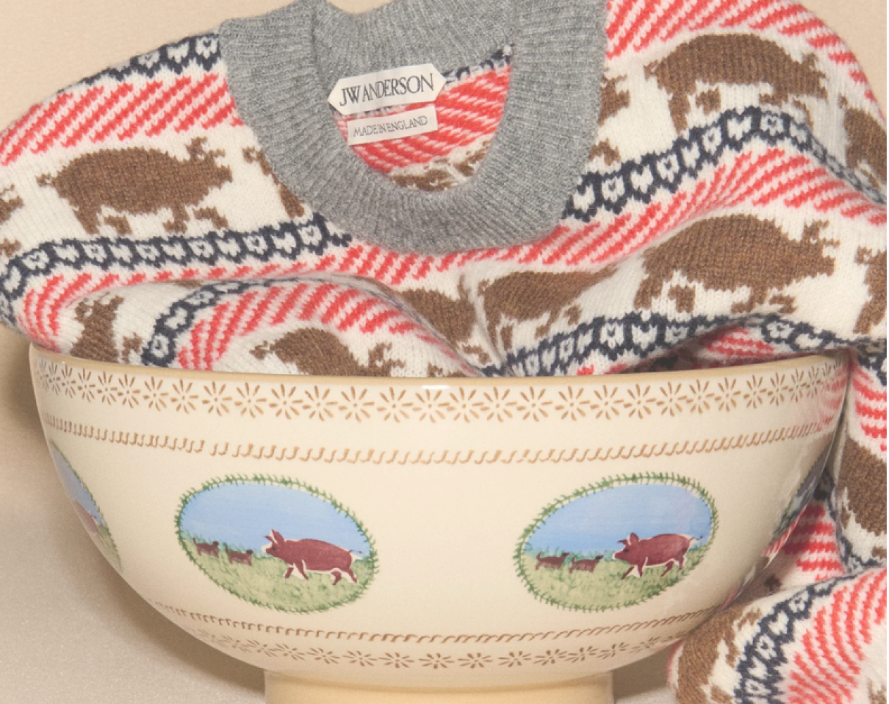 Pullover in Schüssel: Bei JW Anderson soll Mode jetzt zusammen mit Design und "Wunderkammer"-Objekten angeboten werden