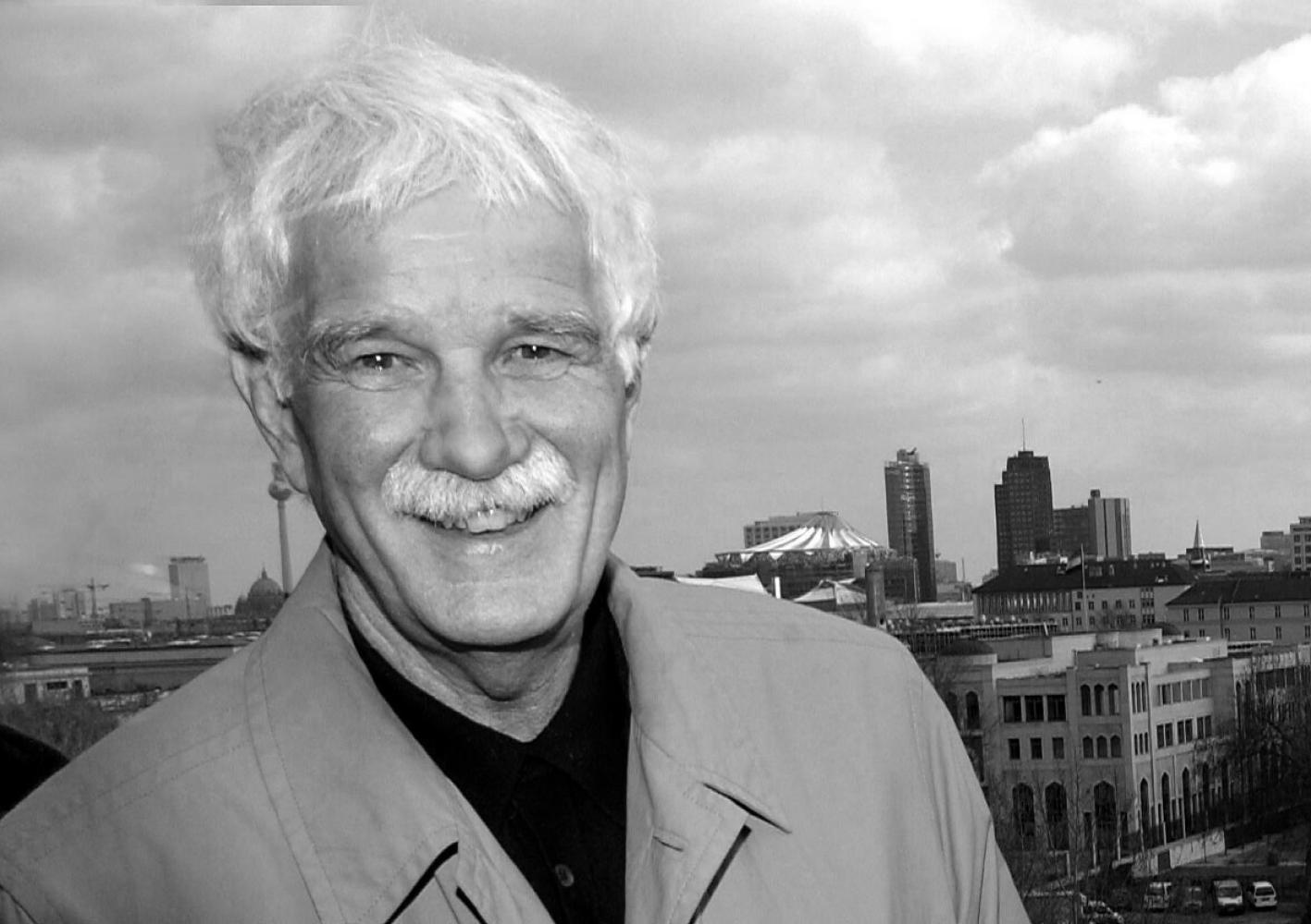 Der damalige Berliner Senatsbaudirektor Hans Stimmann, aufgenommen 2006 auf der Dachterrasse einer Penthauswohnung des Hofjäger Palais