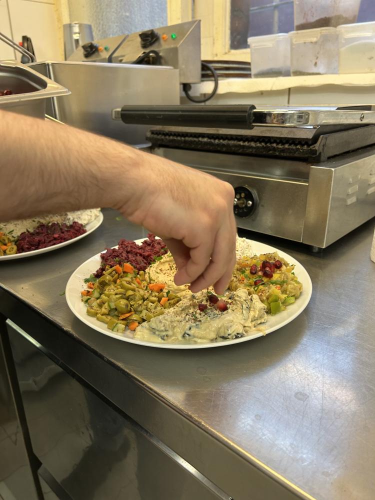 Mohamed Amjahid beim Praktikum im Restaurant Kreuzberger Himmel