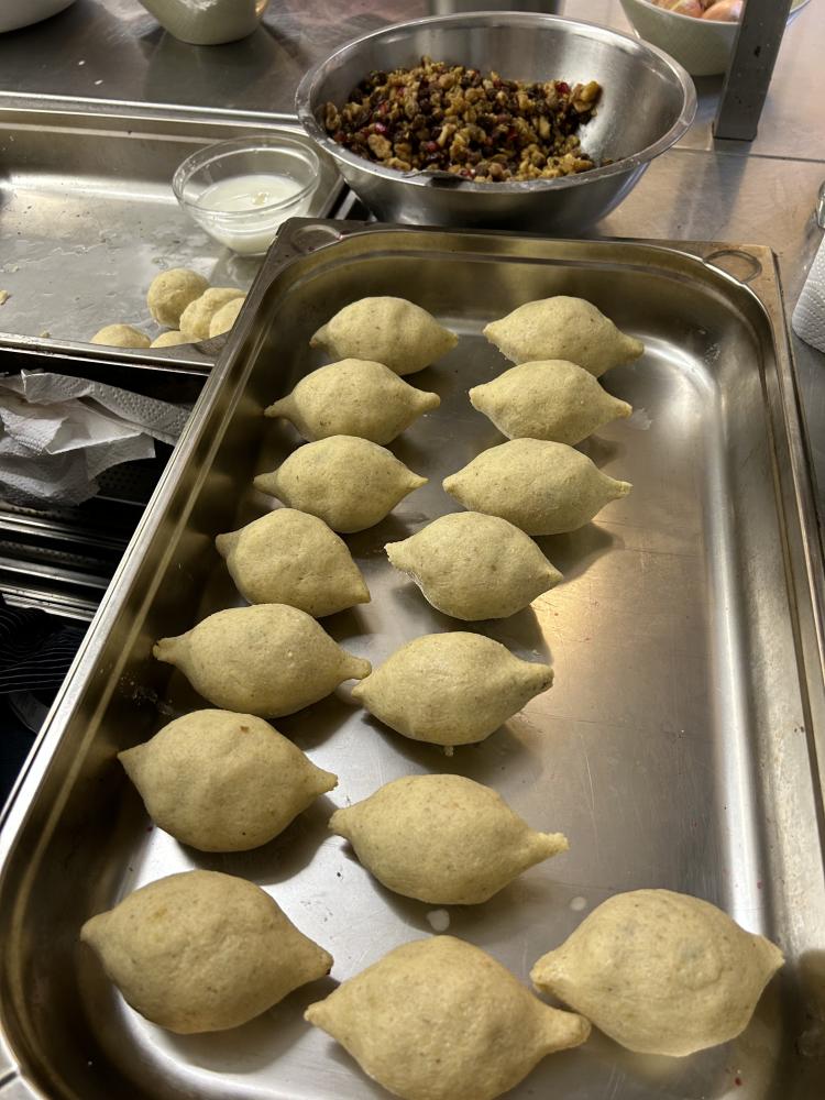 Gefüllte vegane Kibbeh warten aufs Frittieren