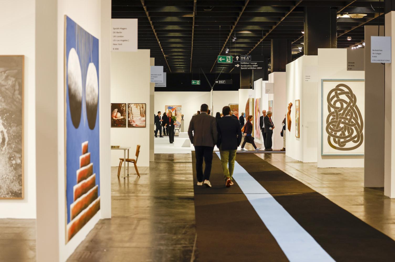 Messen mit ihrer Hallenbeleuchtung und gleichförmigen Kojenstruktur sind ungeeignet für Screens oder immersive Installationen