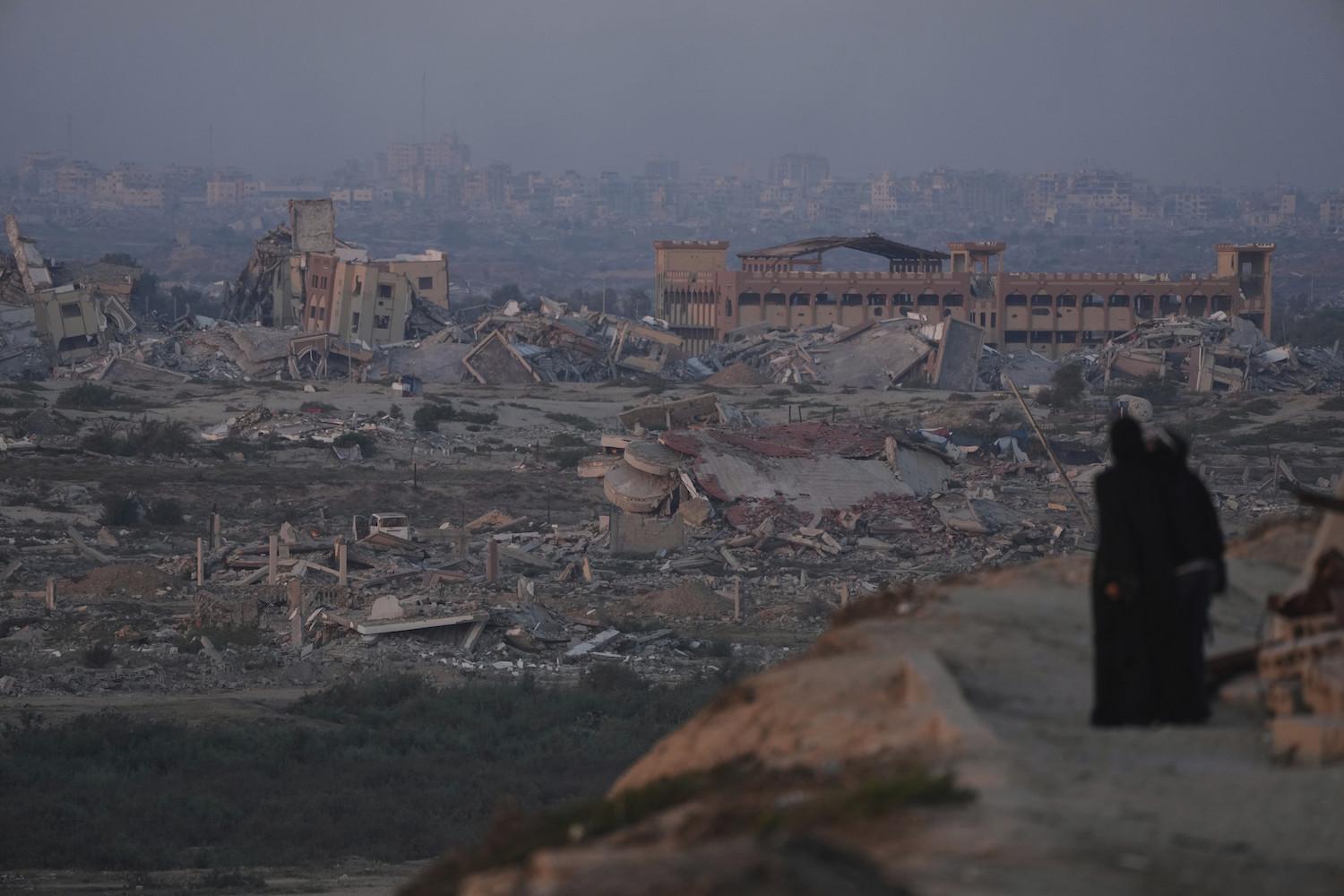 Palästinenserinnen betrachten die durch die israelische Luft- und Bodenoffensive verursachten Zerstörungen in Gaza-Stadt