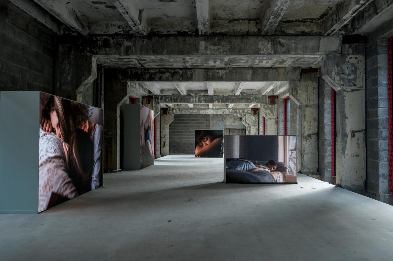 Installationsansicht "Survival Kit" mit einer Arbeit von Roman Khimei und Yarema Malashchuk