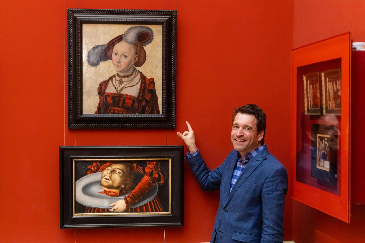 Timo Trümper, Direktor Wissenschaft und Sammlungen der Friedenstein Stiftung Gotha, zeigt im Altdeutschen Saal des Herzoglichen Museums die beiden Fragmente des Gemäldes "Die zersägte Salome"