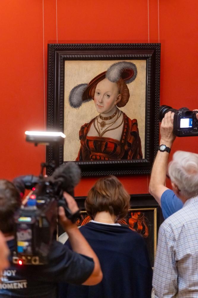 Journalisten und Interessierte im Altdeutschen Saal des Herzoglichen Museums Gothas vor den beiden Fragmenten des Gemäldes "Die zersägte Salome"