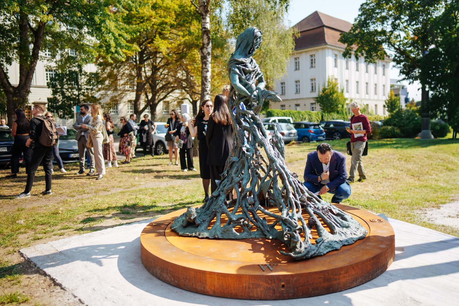 Enthüllung der Skulptur "Petrified Survivors" von Rebecca Hawkins in Berlin-Wedding