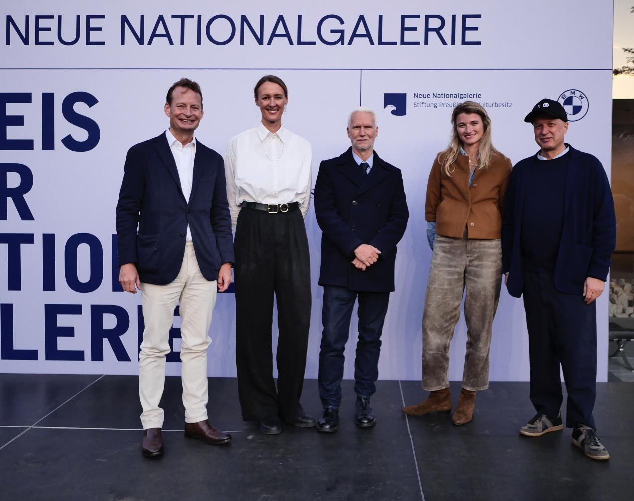 Von links: Christian Kohorst (Vorstand Freunde der Nationalgalerie), Christiane Pyka (Sprecherin Globales BMW Group Kulturengagement), Klaus Biesenbach (Direktor der Neuen Nationalgalerie), Lisa Botti (Kuratorin der Neuen Nationalgalerie), Sam Keller (Direktor der Fondation Beyeler)