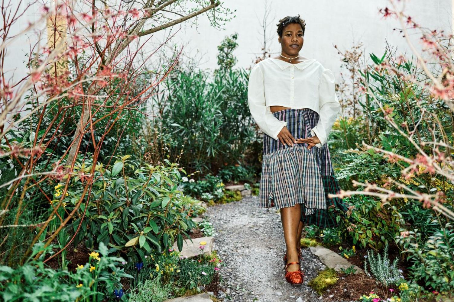 Precious Okoyomon in ihrer Arbeit "the world requires something of me and I’m looking for a place to lie down" im Kunsthaus Bregenz, 2025