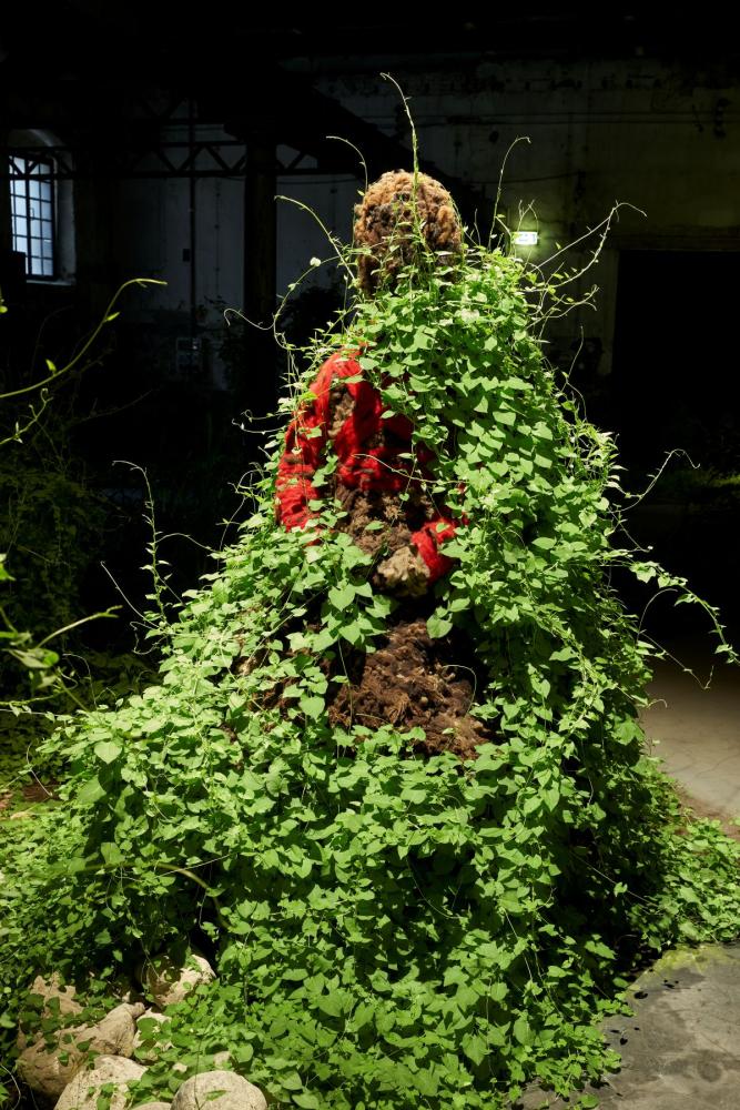 Precious Okoyomon "The Earth Before the End To See of the World", Installationsansicht Venedig-Biennale "The Milk of Dreams", 2022