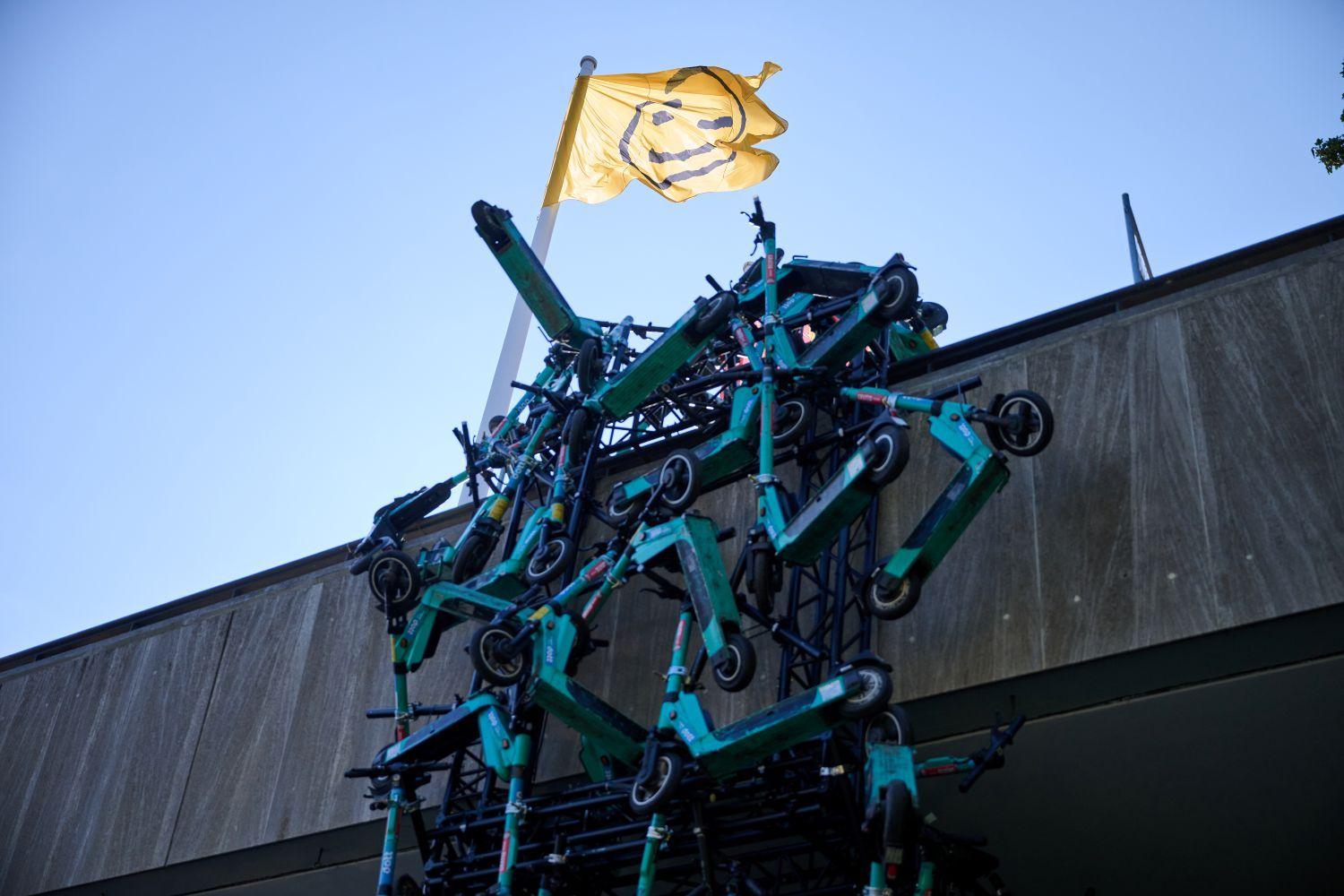 "Scooternest" auf der Terrasse des Hauses der Kulturen der Welt als Teil der Ausstellung „Die Möglichkeit der Unvernunft“