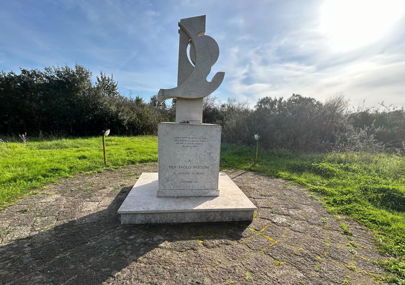  Am Ort des Verbrechens erinnert ein Denkmal an den italienischen Filmregisseur Pier Paolo Pasolini,