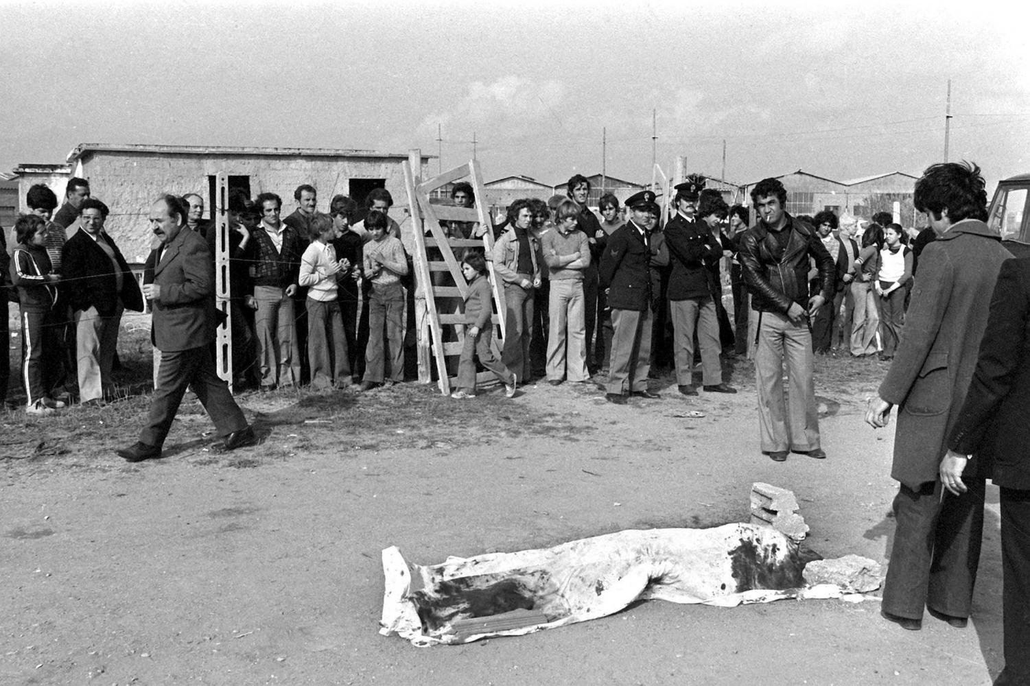 Menschen umringen die Leiche des ermordeten italienischen Literaten und Filmemachers Pier Paolo Pasolini am 02.11.1975 in Ostia bei Rom