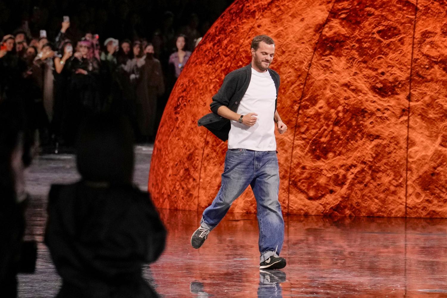 Designer Matthieu Blazy nimmt den Applaus nach der Präsentation der Chanel Frühjahr/Sommer 2026 Kollektion entgegen