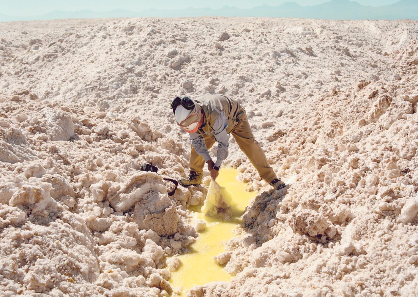 Arbeiter am Salzsee Salar de Atacama in Chile, einem der wenigen Orte auf der Welt, an dem man Lithium in sehr hoher Konzentration finden kann