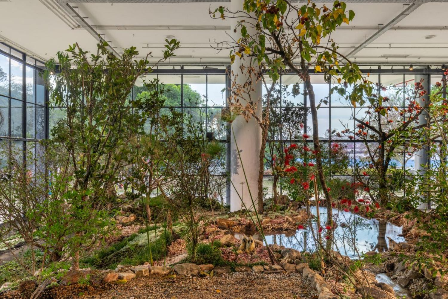 Precious Okoyomon, Installationsansicht Biennale von São Paulo "Not All Travellers Walk Roads – Of Humanity as Practice", 2025