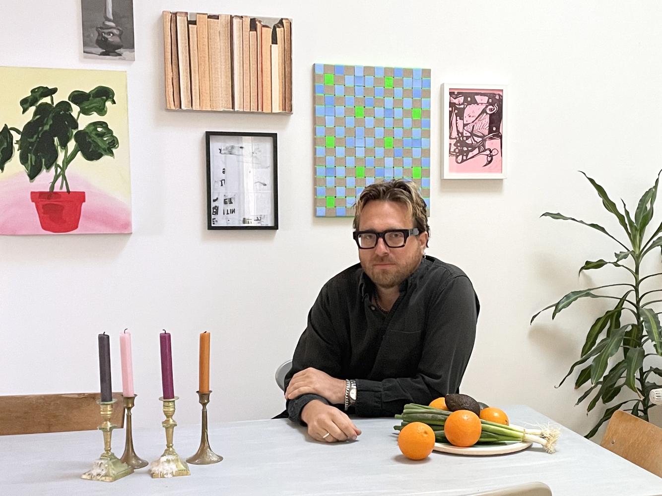 Künstler Stephen Kent vor seiner Ausstellung in seiner Wohnung in Berlin Kreuzberg