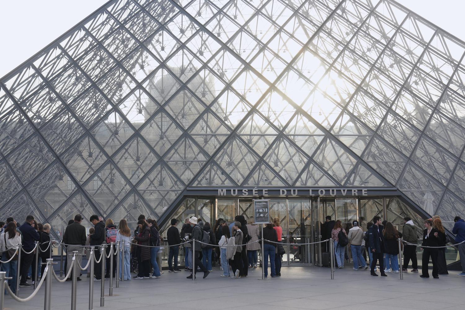 Besucher stehen am Mittwochmorgen Schlange, um das Louvre-Museum zu betreten