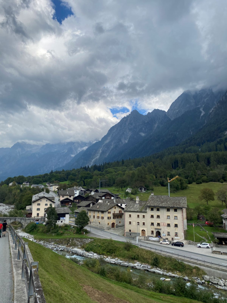 Das oft schattige Stampa liegt 35 Kilometer südwestlich von St. Moritz. Geburtshaus, Wohnhaus und Atelier der Künstlerfamilie Giacometti sind nah beieinander.