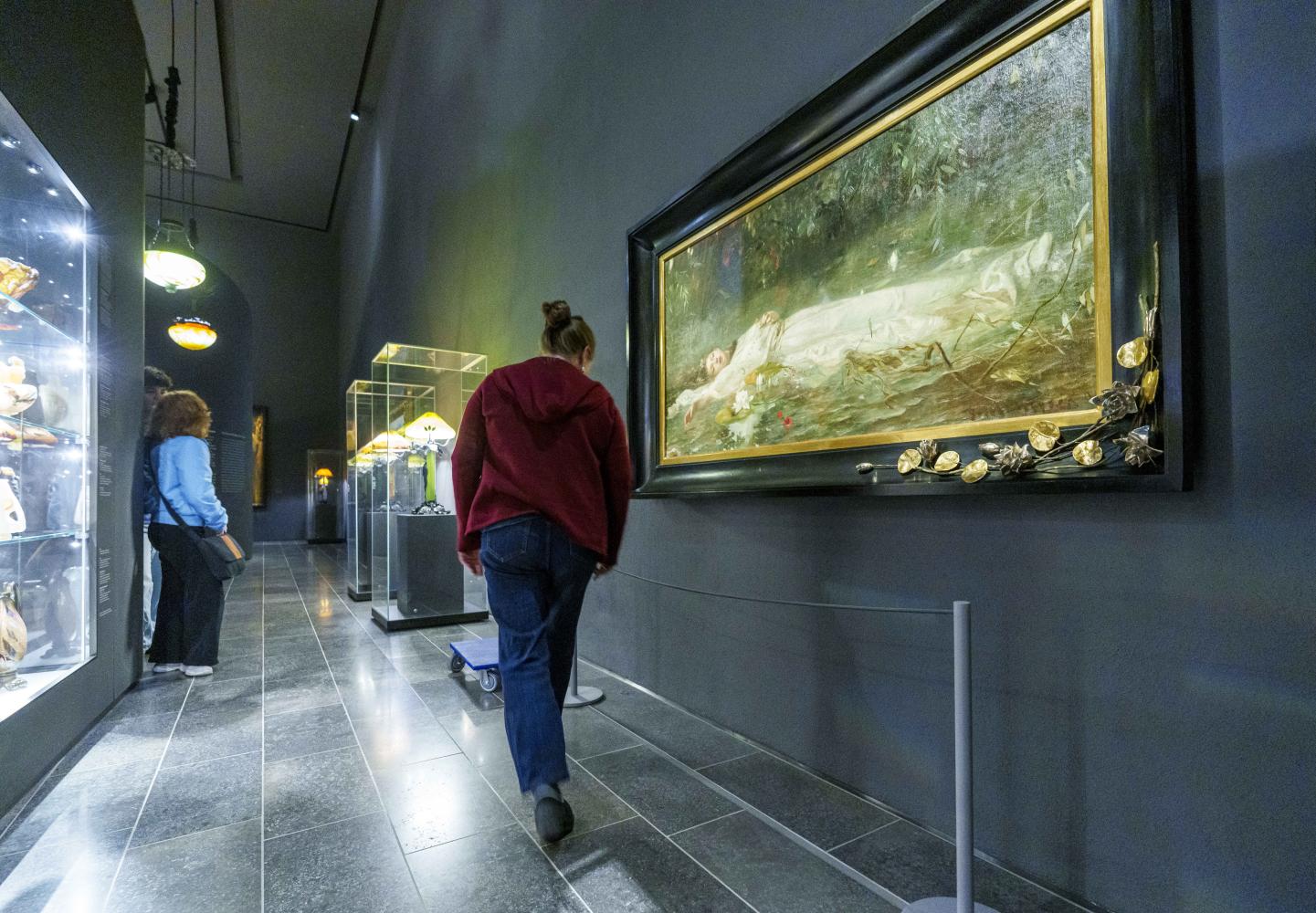 Eine Mitarbeiterin des Museum Wiesbaden sichert das Kunstwerk "Ophelia" aus der Sammlung Wolfgang Neess 