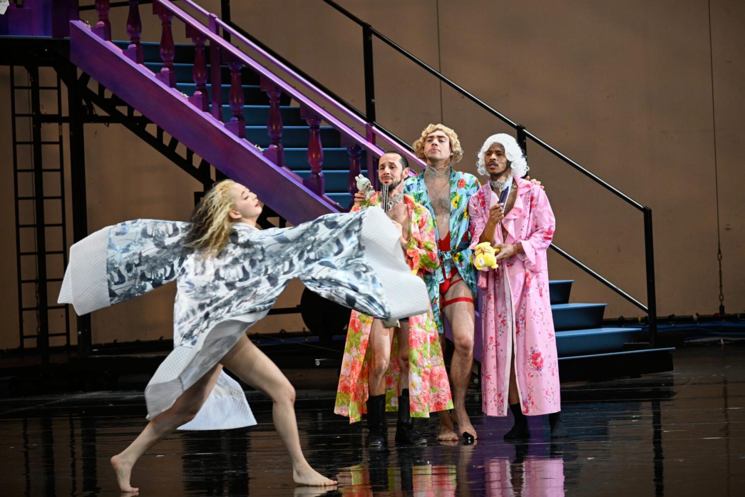 Szene aus "Goodbye Berlin": v.l.n.r.: Shiori Sumikawa, Emil Bordás, Campbell Caspary, Thulani Lord Mgidi