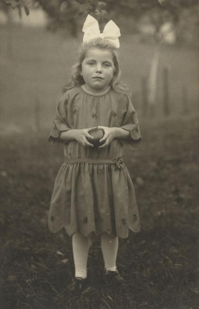 August Sander "Mädchen mit Ball", 1910er Jahre
