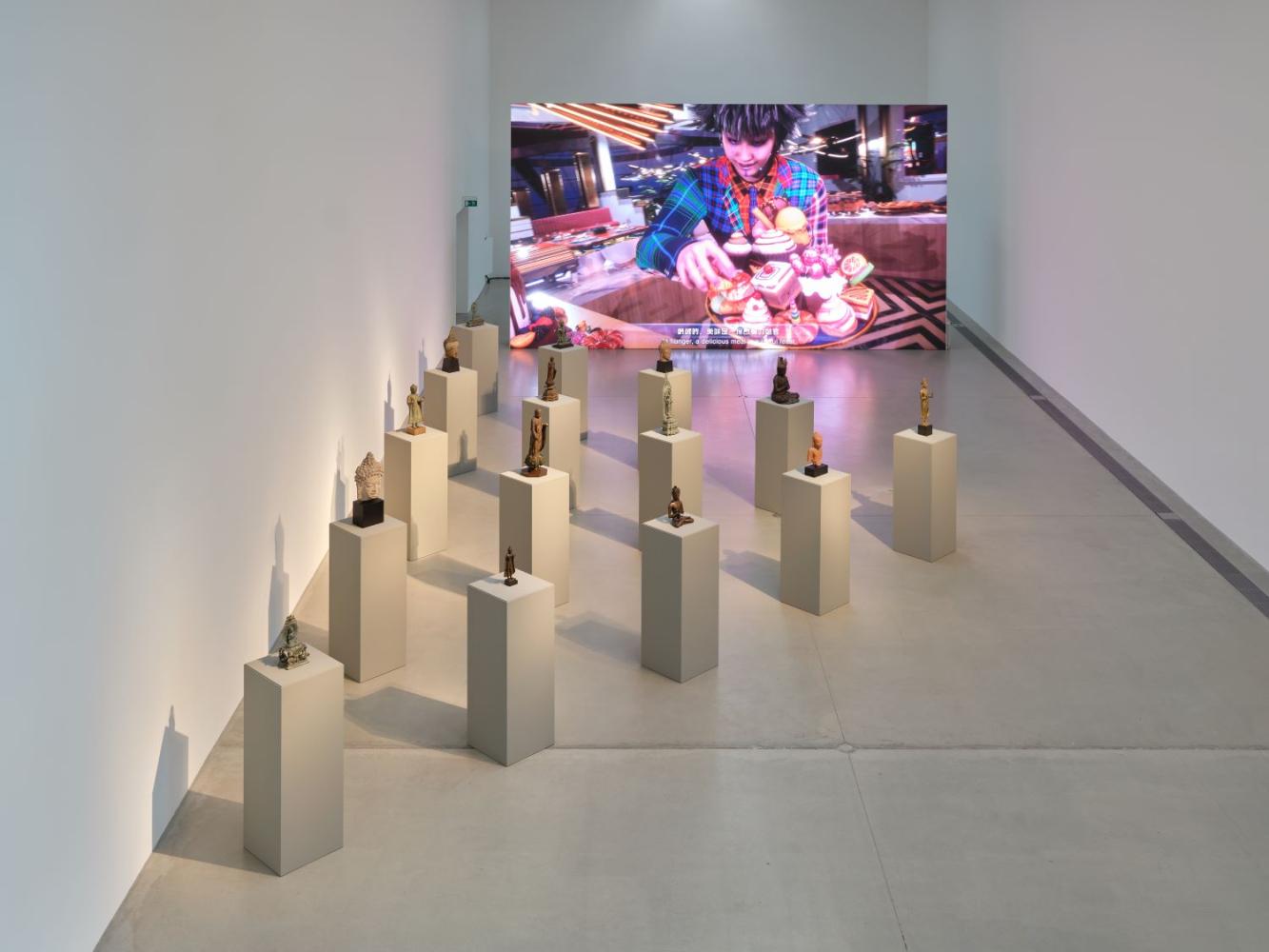 Videoinstallation von Lu Yang und Buddha-Statuen aus der Sammlung der Langen Foundation, Installationsansicht, "Incarnate", Langen Foundation und Julia Stoschek Foundation, Neuss, 2025