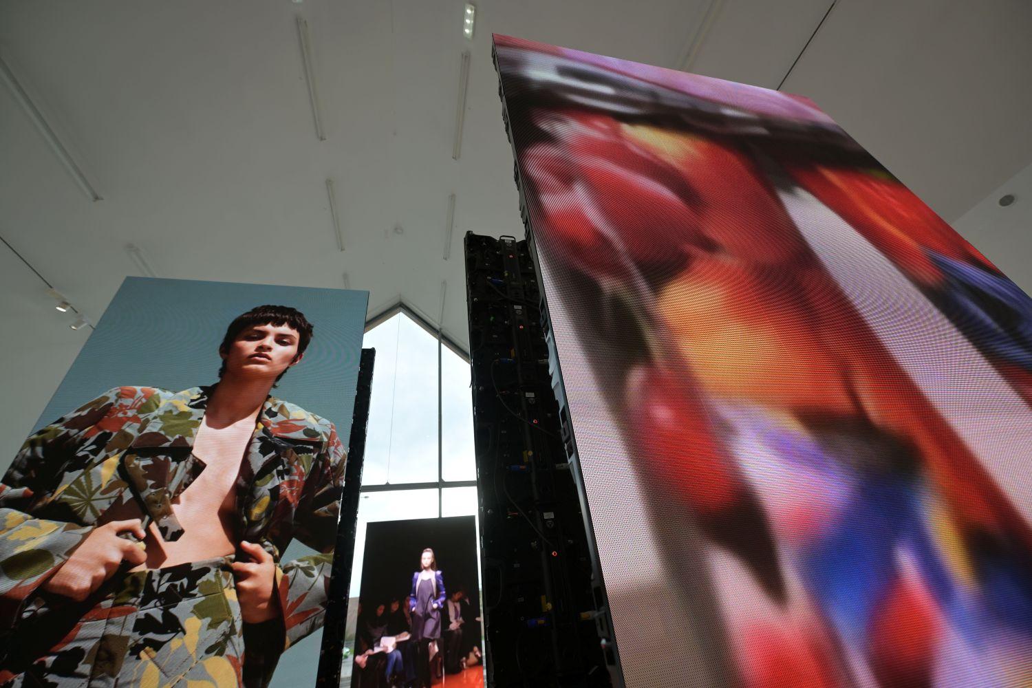  Meterhohe Videoprojektionen zeigen Kollektionen auf Laufstegen in Paris oder Mailand des deutschen Modedesigners Wolfgang Joop