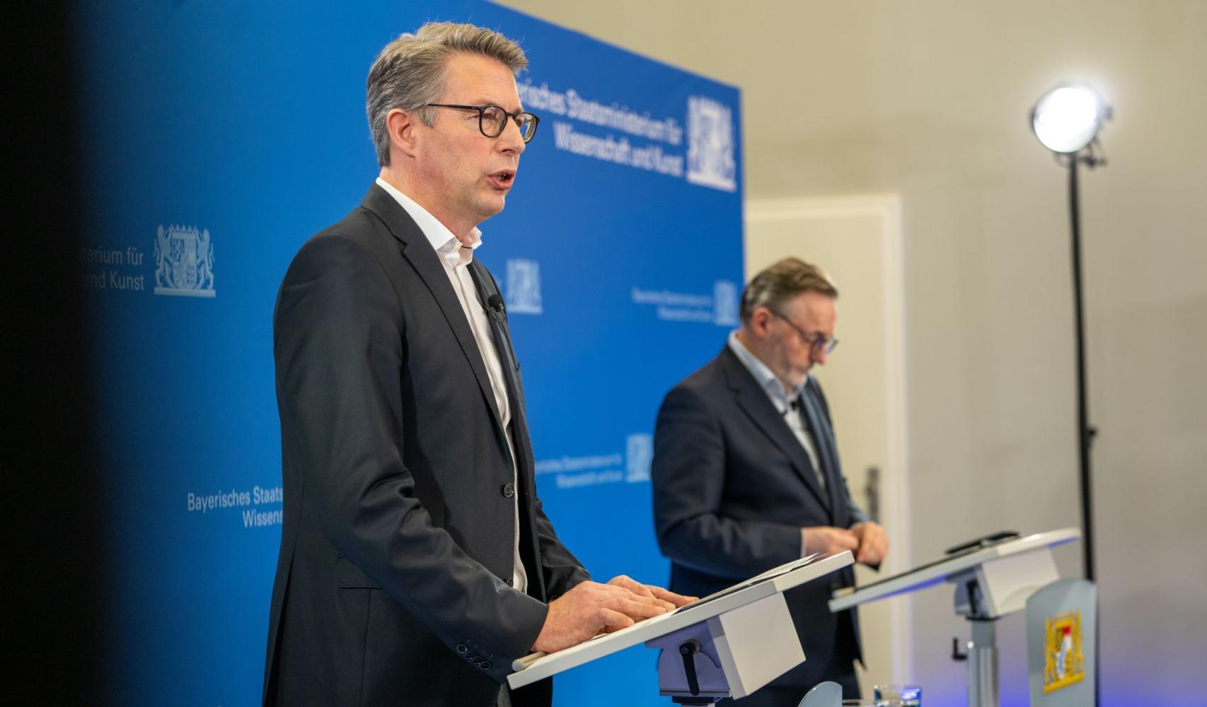 Bayerns Kunstminister Markus Blume (links, CSU) und Anton Biebl, Leiter der Bayerischen Staatsgemäldesammlungen, bei einer Pressekonferenz in München